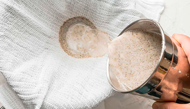 Процедить содержимое блендера через марлю